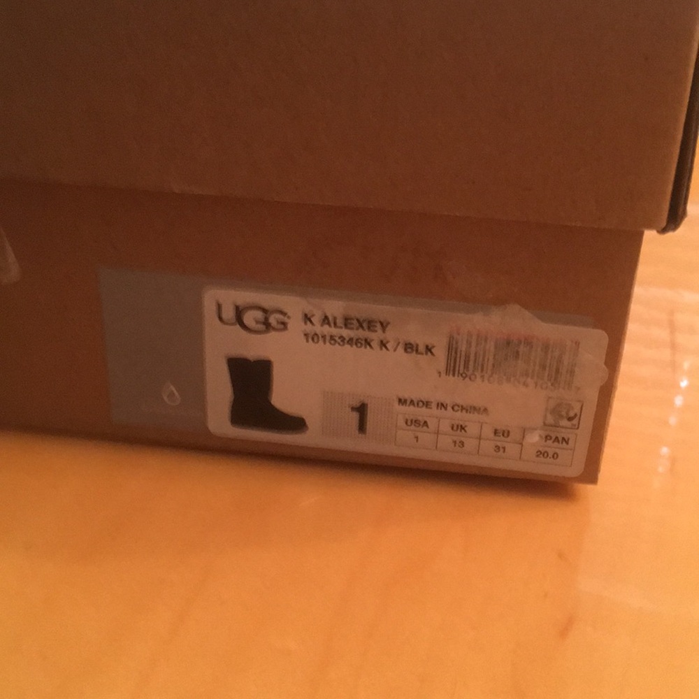 New youth Uggs size 1 - Picture 3 of 3